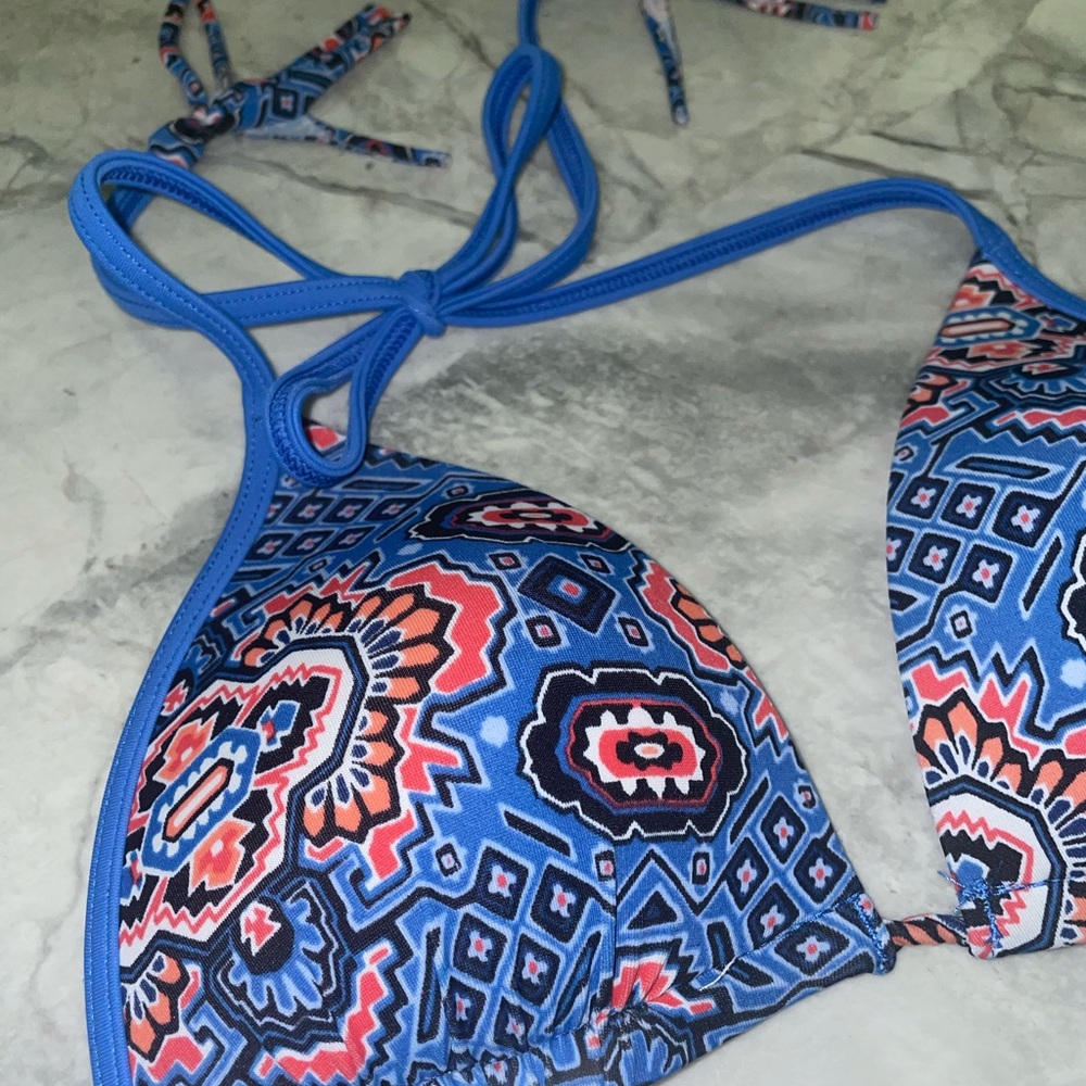 Blue and coral patterned bikini top - Picture 2 of 3